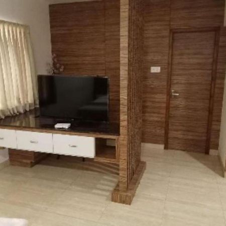 Отель Residenza Adhikrishna Arcade Ироду Экстерьер фото