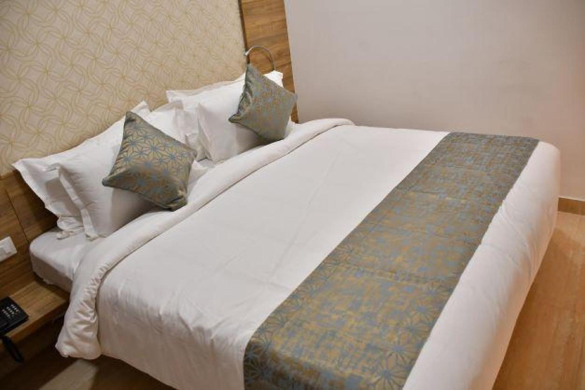 Отель Residenza Adhikrishna Arcade Ироду Экстерьер фото
